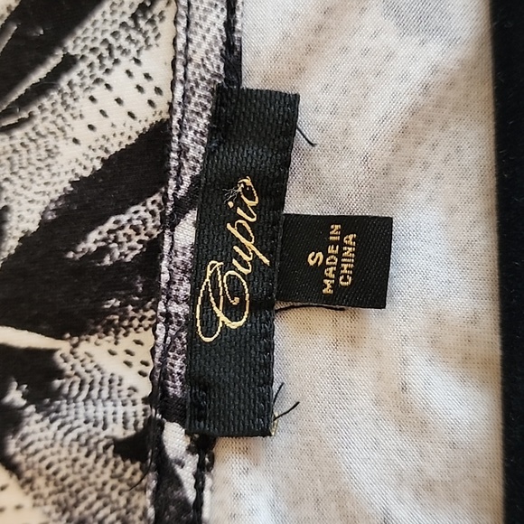 NWOT Cupio Abstract Top/Tunic Small - Picture 9 of 9